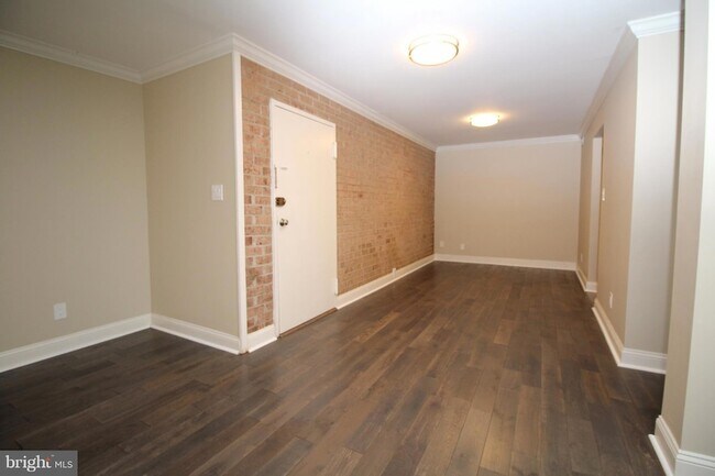 Building Photo - 6034 Westchester Park Dr Unit T1