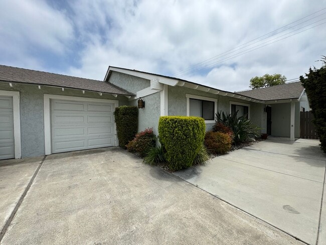 Photo - 812-818 E Fairway Dr Apartment