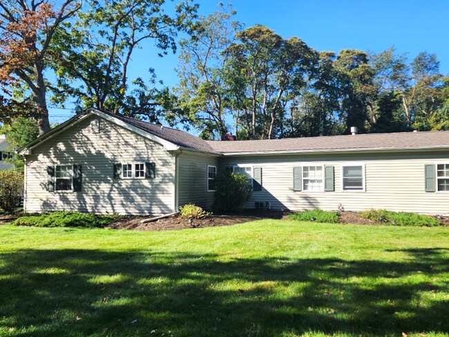 Foto del edificio - 296 Hockhockson Rd