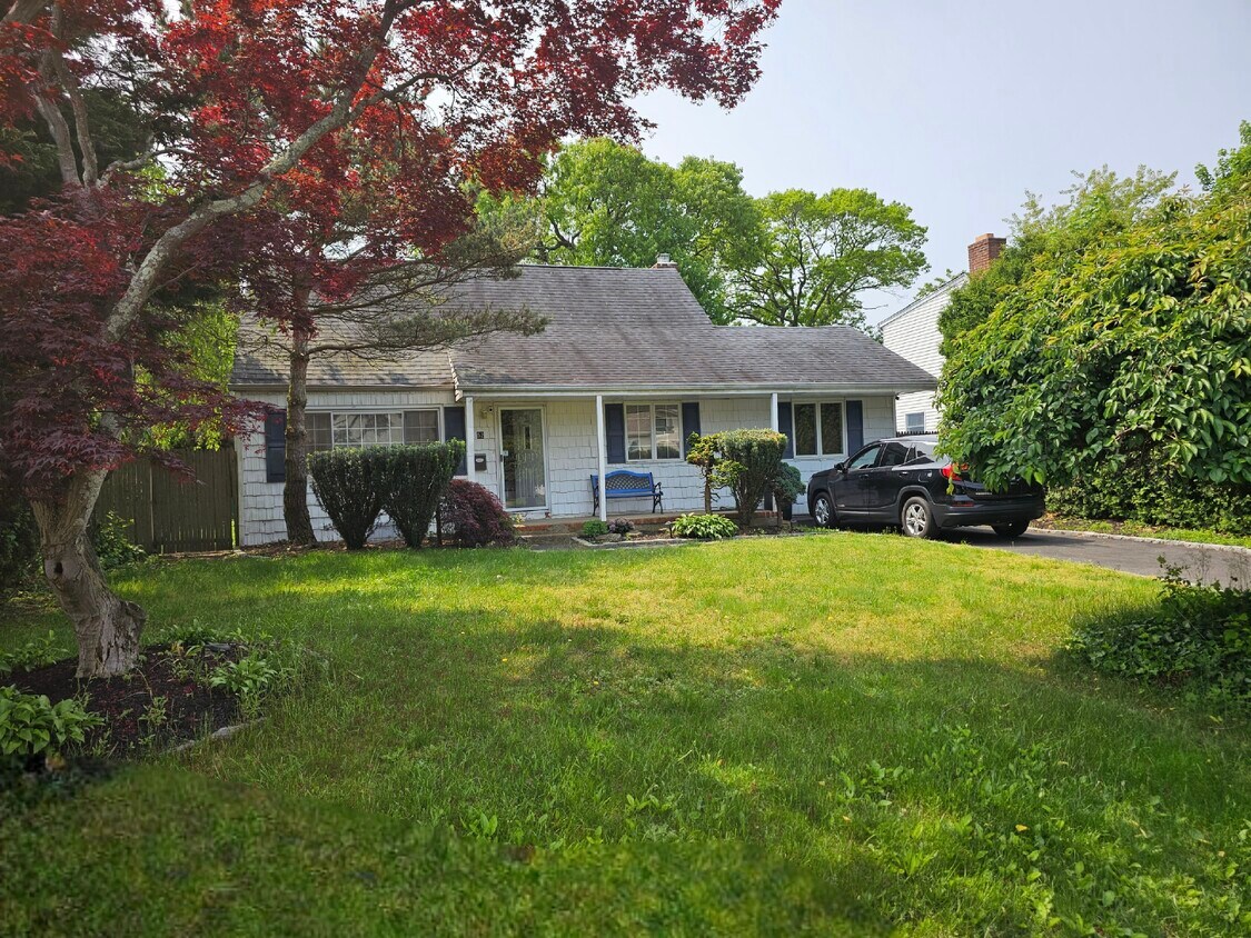 52 Greenwood Dr, North Babylon, NY 11703 House Rental in North