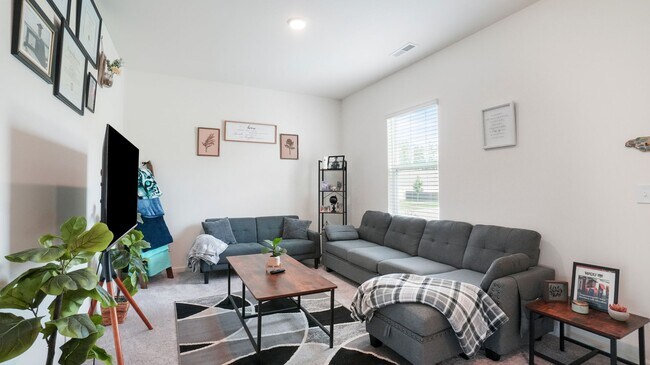 Foto del edificio - 4 bedroom 2.5 bathroom Single Family Home