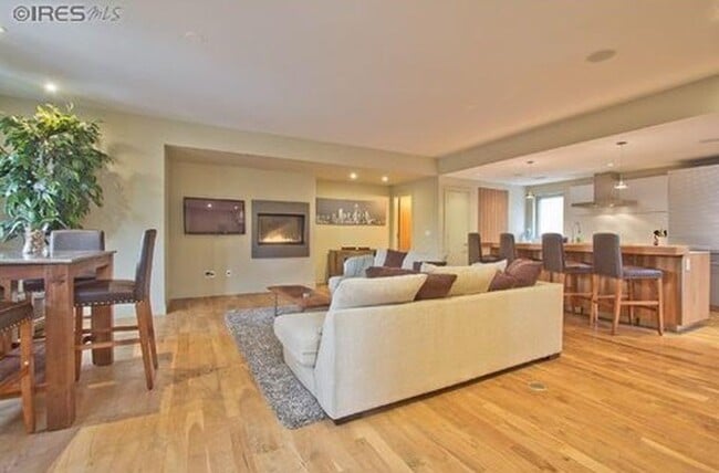 Building Photo - Elegant Contemporary Town Home with 2 bedrooms/4 baths with Private Elevator Coming Available Soon!