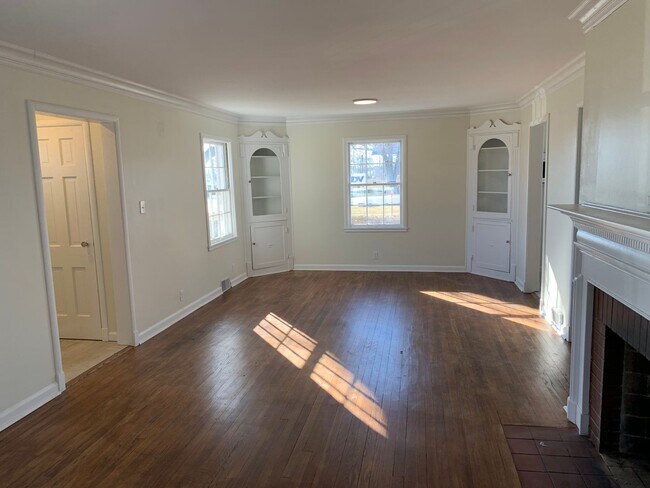 Building Photo - Newly Renovated 3 Bedroom Home