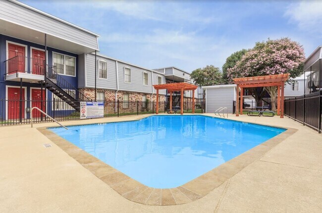 Piscina - Cypress Square