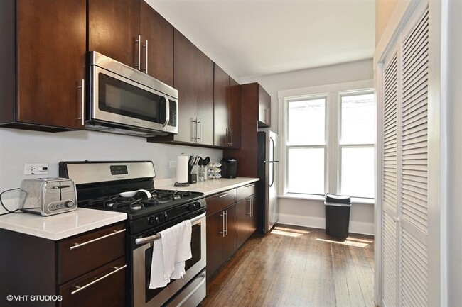 Foto del edificio - 1655 W Irving Park Rd