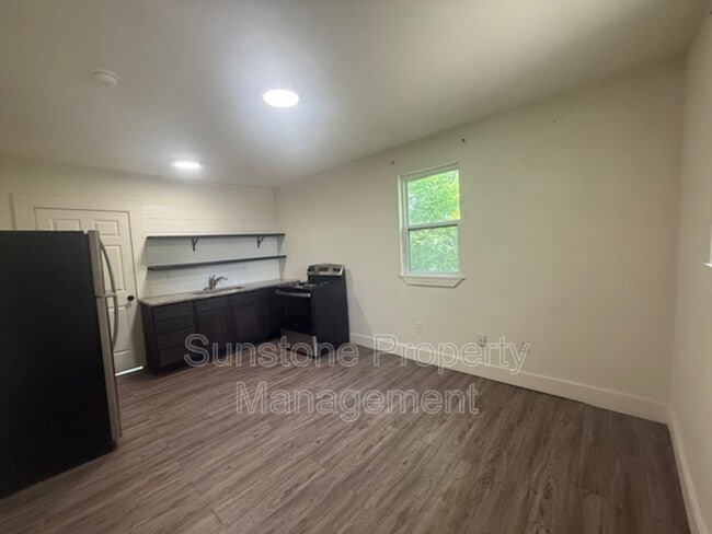 Building Photo - 1306 E 2nd St S