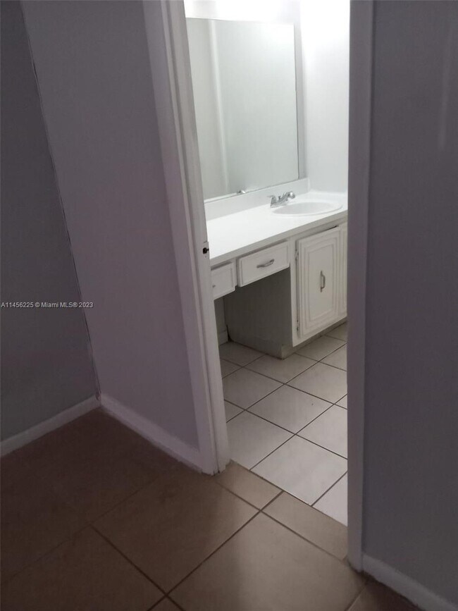 Foto del edificio - 484 NW 165th St