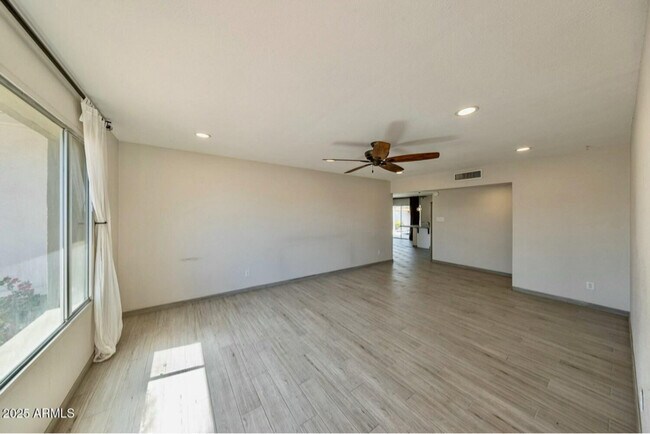 Foto del edificio - 1946 E Wesleyan Dr