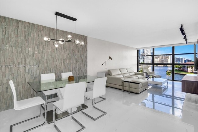 Building Photo - 200 Leslie Dr