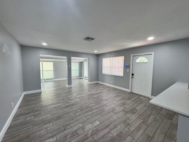 Building Photo - 919 Laurel Dr