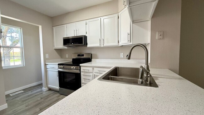 Foto del edificio - Fully Remodeled 2 Bedroom Townhome in Sout...