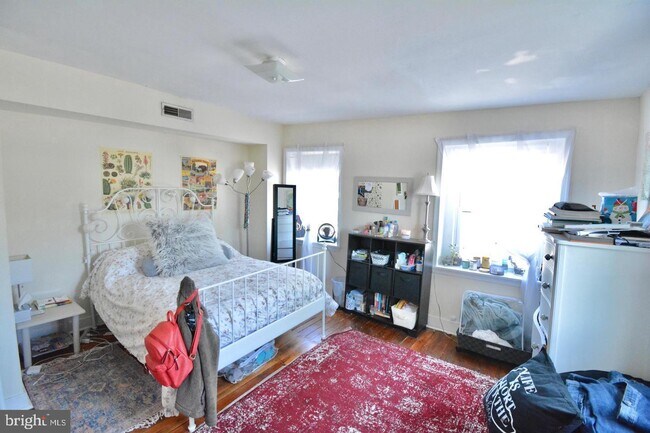Foto del edificio - 8113 Ridge Ave