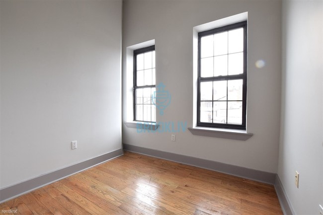 Building Photo - 3 br, 1.5 bath Apartment - 292 Bedford Ave 15