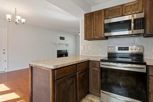 Foto del edificio - 3 bedroom with garage available in June!