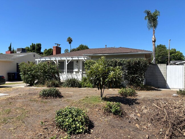 Foto del edificio - Bright 2-Bedroom Valley Village Home with Large Backyard, Central A/C & Private Driveway — $3,995...