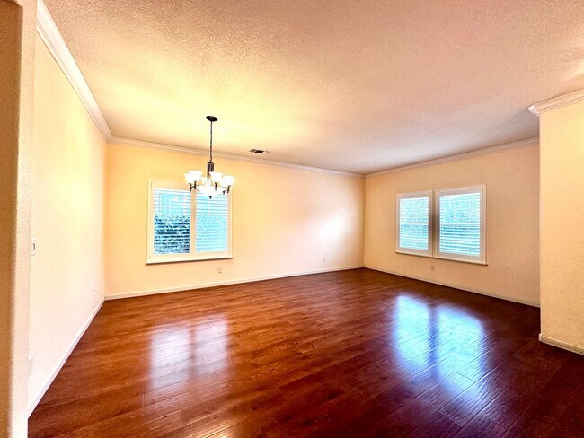 Foto del edificio - 3 Bedroom House Coming Available