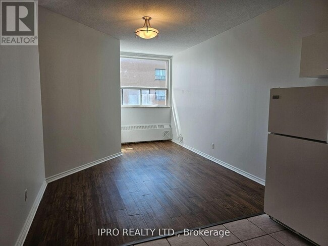 Photo du bâtiment - 1801-1801 Eglinton Ave W