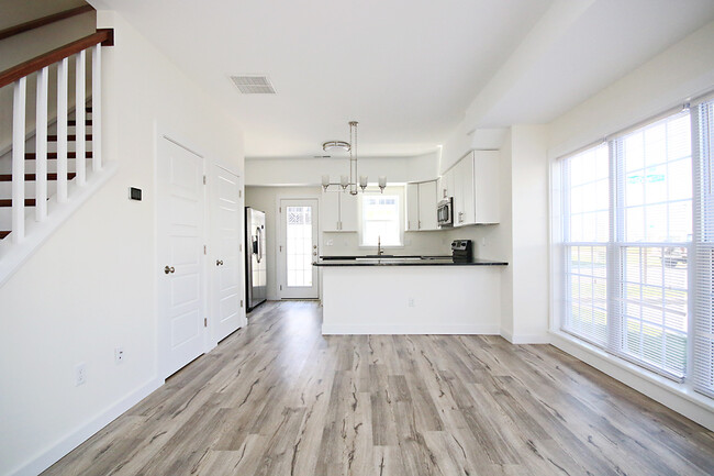 Foto del edificio - Light-Filled & Cozy Old Trail Townhome