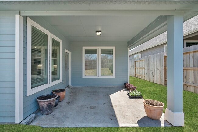 Foto del edificio - 33130 School Hl Rd