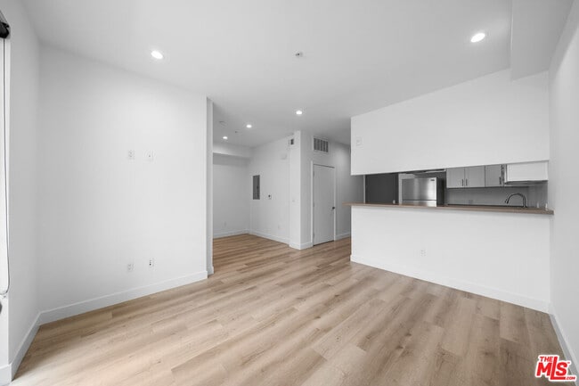 Building Photo - 5612 Lexington Ave