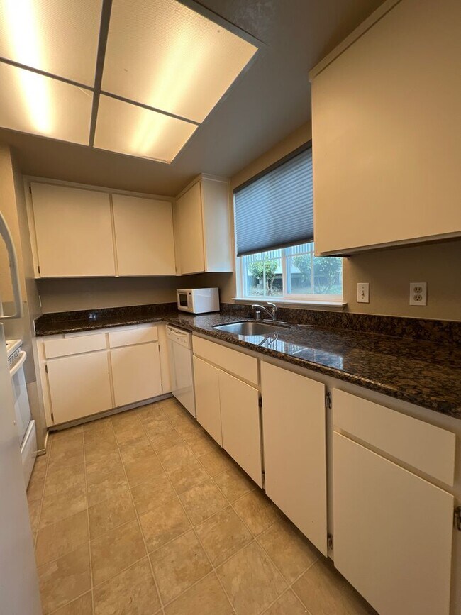 Foto del edificio - Ground floor Condo with sky views, Benicia