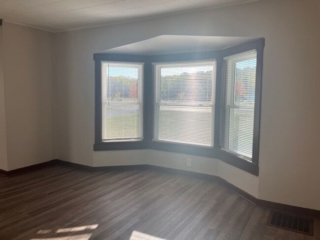 Building Photo - Updated 3 Bedroom - 1 Bath House in Twin L...