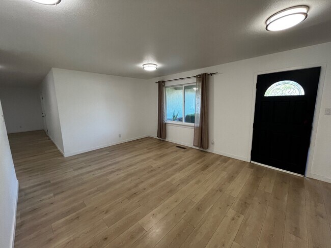 Building Photo - Charming 3BR Home in Serene Cloverdale - M...