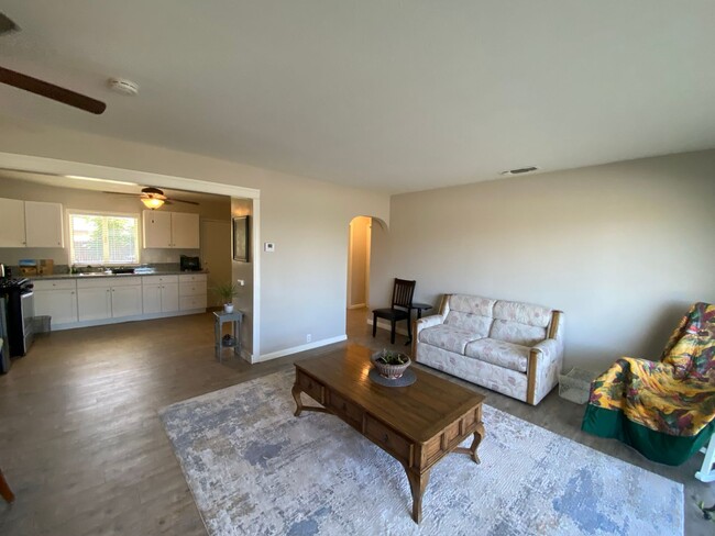 Building Photo - Adorable 2 Bed 1 Bath in Dos Palos!