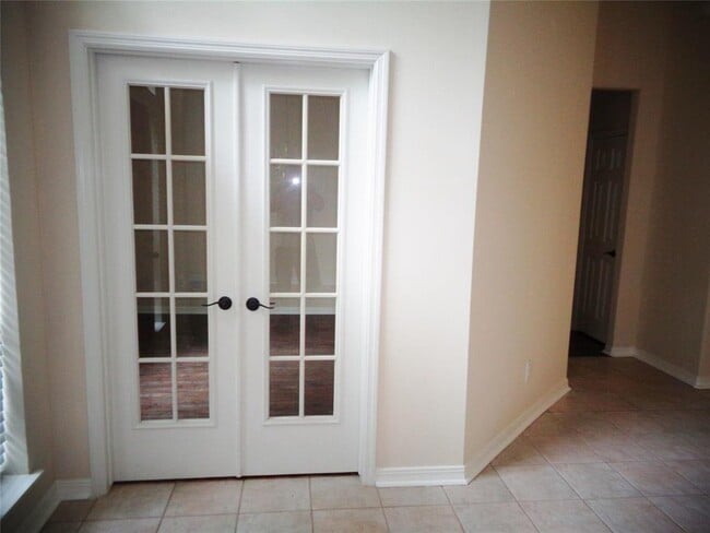 Building Photo - 50 W Knightsbridge Dr