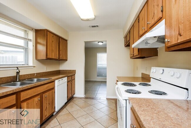 Building Photo - Now offering 1-month free!
