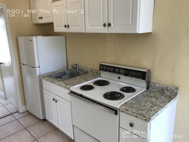 Building Photo - Lovely 1 Bdrm/1 Bath in Duplex