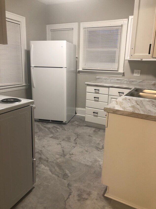 Foto principal - Single Family Home 4 beds 2 bath FOR RENT!