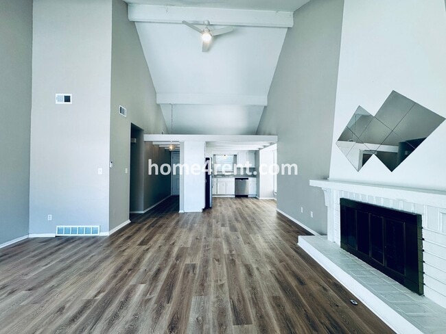 Foto del edificio - Newer LVP Flooring, Paint and SS Appliance...