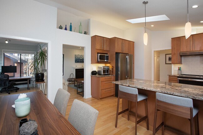 Foto del edificio - Gorgeous 3 Bedroom House - 1 mile to Downtown Carrboro!