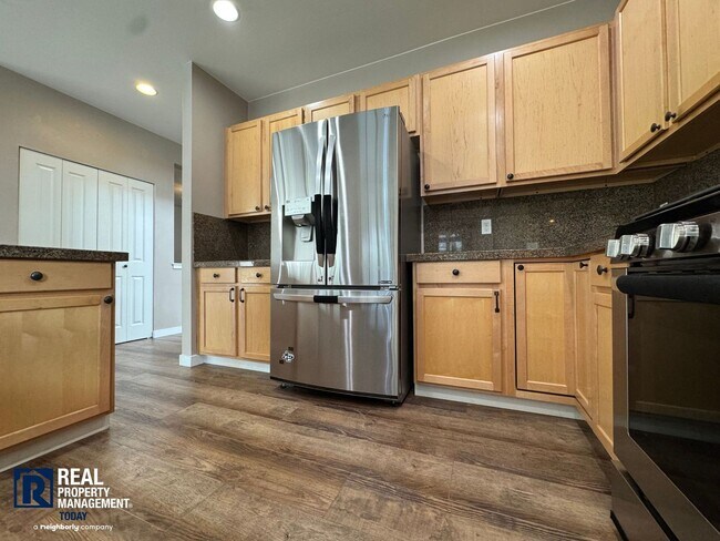 Foto del edificio - Spacious 5-Bedroom Home with 3-Car Garage & Fenced Yard in Kent!!