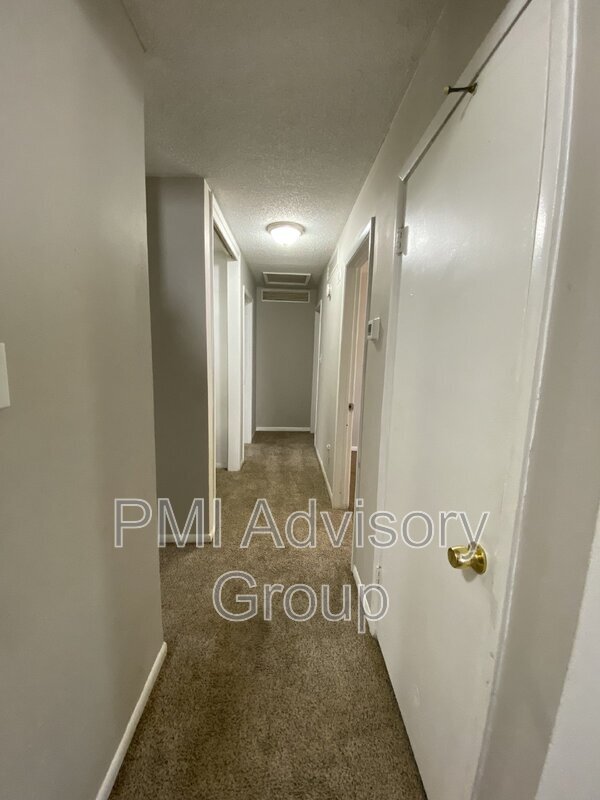 Building Photo - 6725 SW Shadyvale Ln