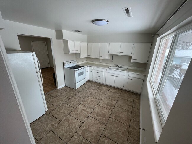 KITCHEN - 376 Alice Ave