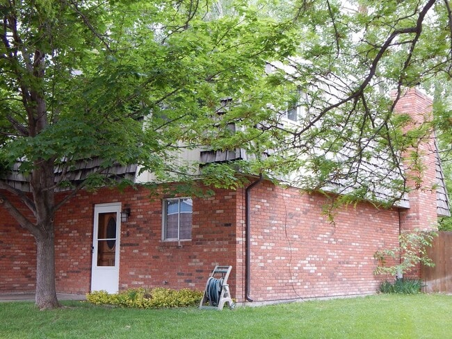 Building Photo - 905 E Swallow Rd