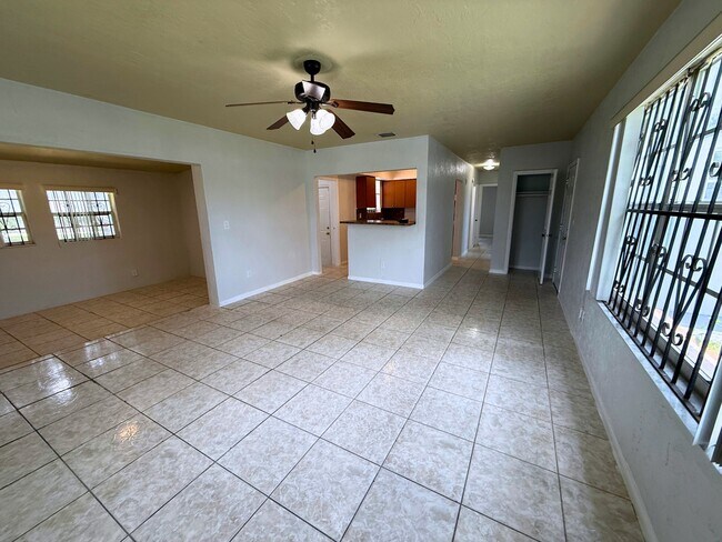 Foto del edificio - 2401 NW 170th St