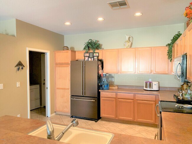 Building Photo - 706 N Tangerine Dr