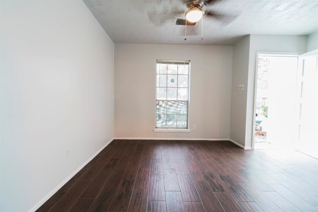 Building Photo - 15407 Parkview St