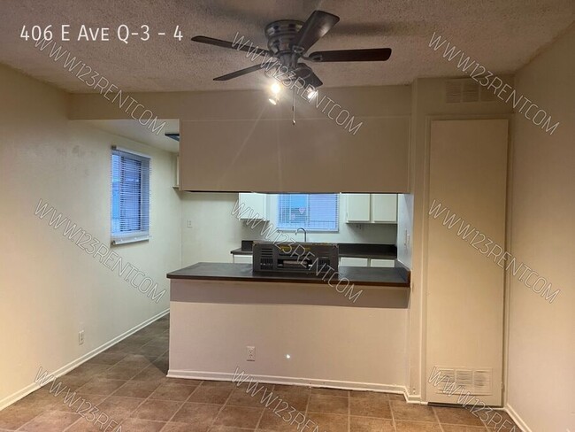 Foto del edificio - EAST PALMDALE 2BD/ 1 BATH 2ND FLOOR APT