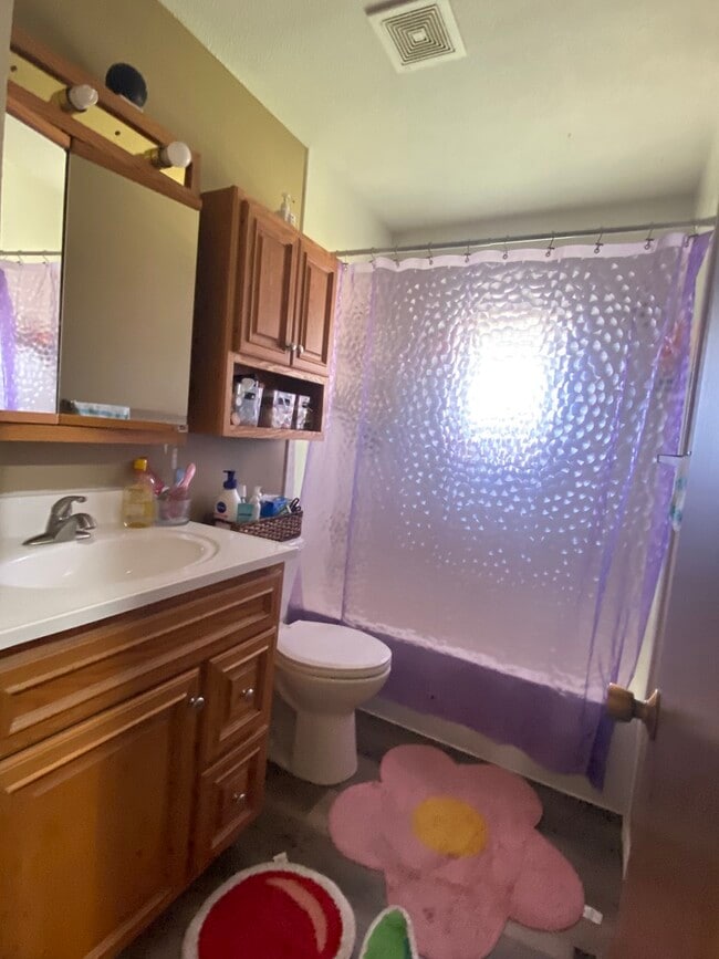 Upstairs bathroom - 1400 Fairfield St