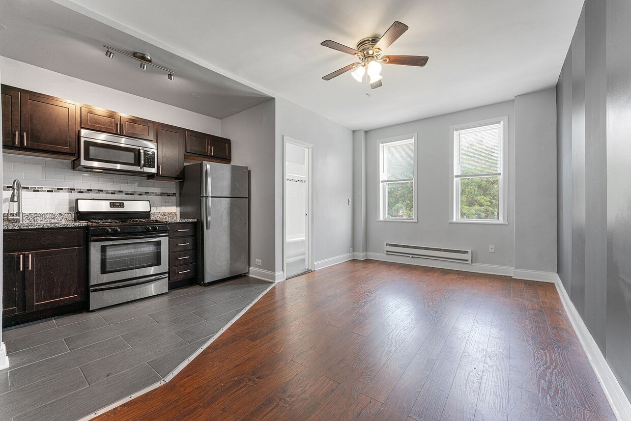 Primary Photo - 5863 N Kenmore Ave