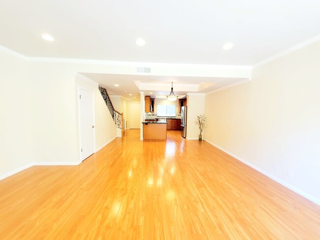 Building Photo - Spacious townhouse at Isle Cove in Foster ...