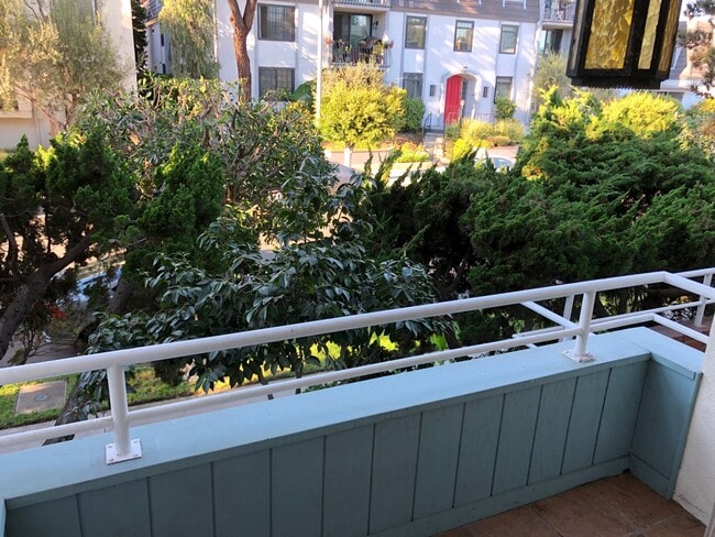 Foto del edificio - Charming sunny 1 bdrm w/hardwood in Playa Del Rey