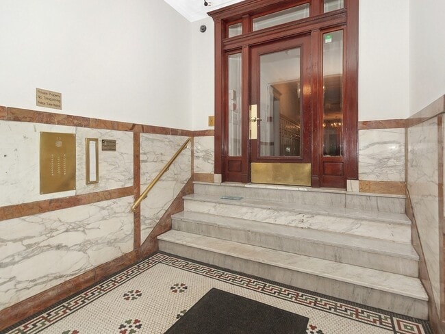 Building Photo - 35 Queensberry St