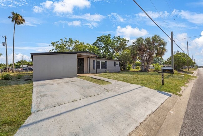 Building Photo - $1600 House on Corner Lot Ready by June 1,...
