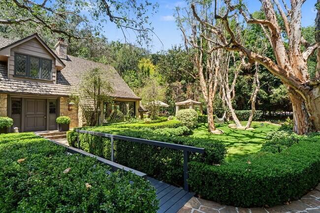 Foto del edificio - 575 N Beverly Glen Blvd