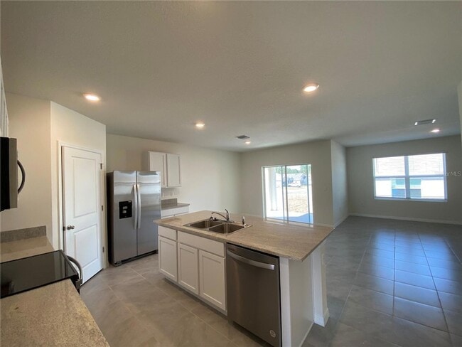 Building Photo - 14 Hickory Course Ln